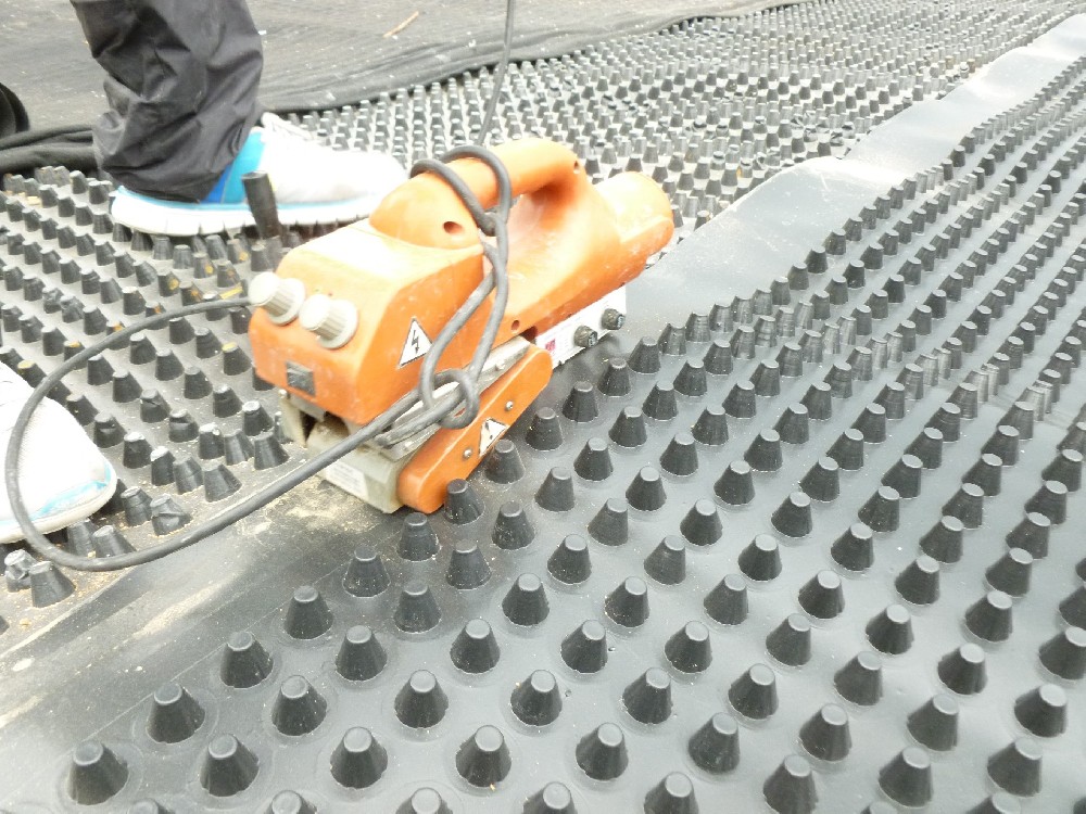 決定塑料排水板的硬度和柔韌度的相關(guān)因素