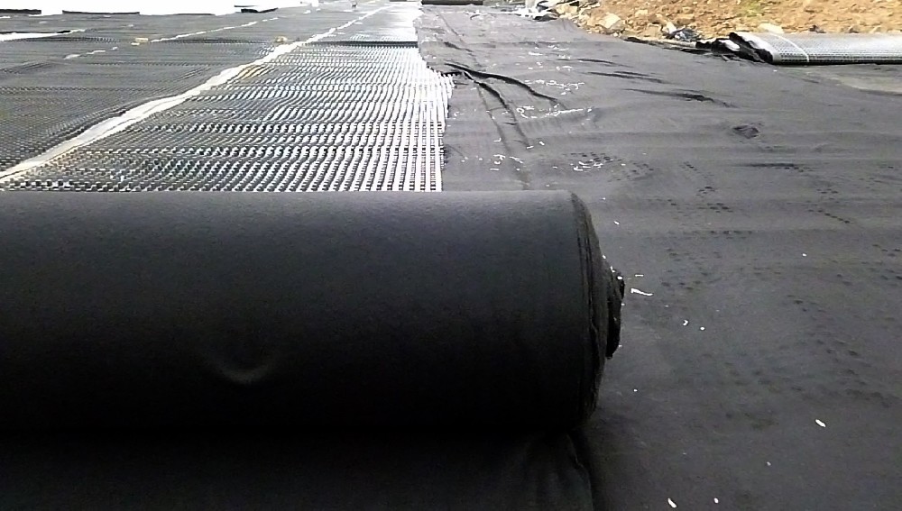 排水板、土工布鋪設(shè)完成后如何回填？